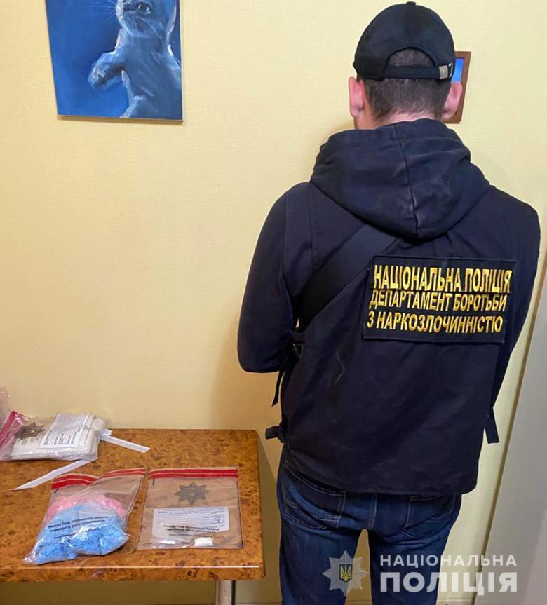 У Києві в рецидивіста знайшли наркотики на 1,5 млн грн. Фото