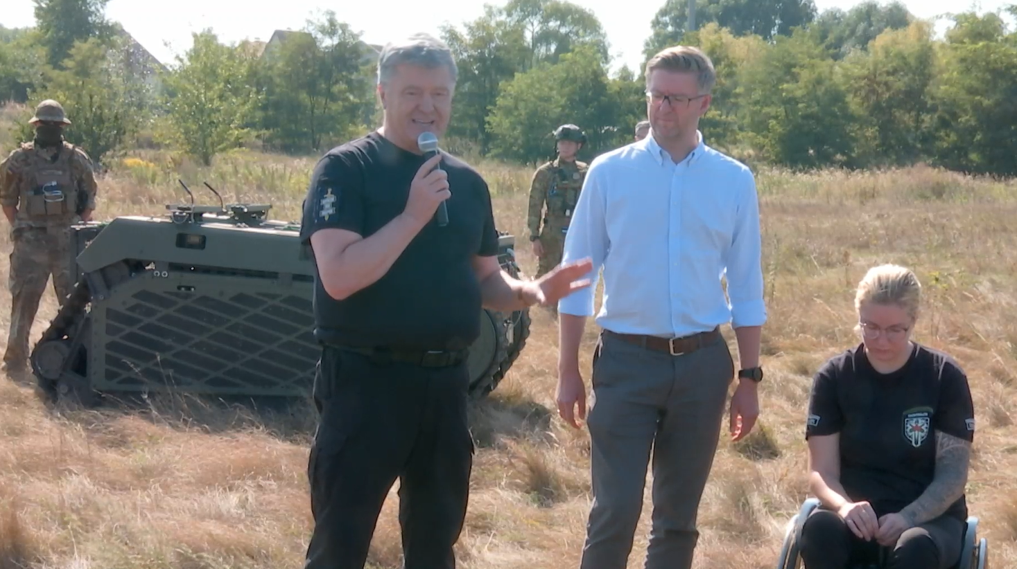 Порошенко с эстонским послом и "Госпитальерами" испытали "оружие будущего" – работа по эвакуации раненых