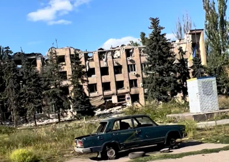 Зруйновані будинки і понівечені авто: який вигляд має Високопілля на Херсонщині після російської окупації. Фото
