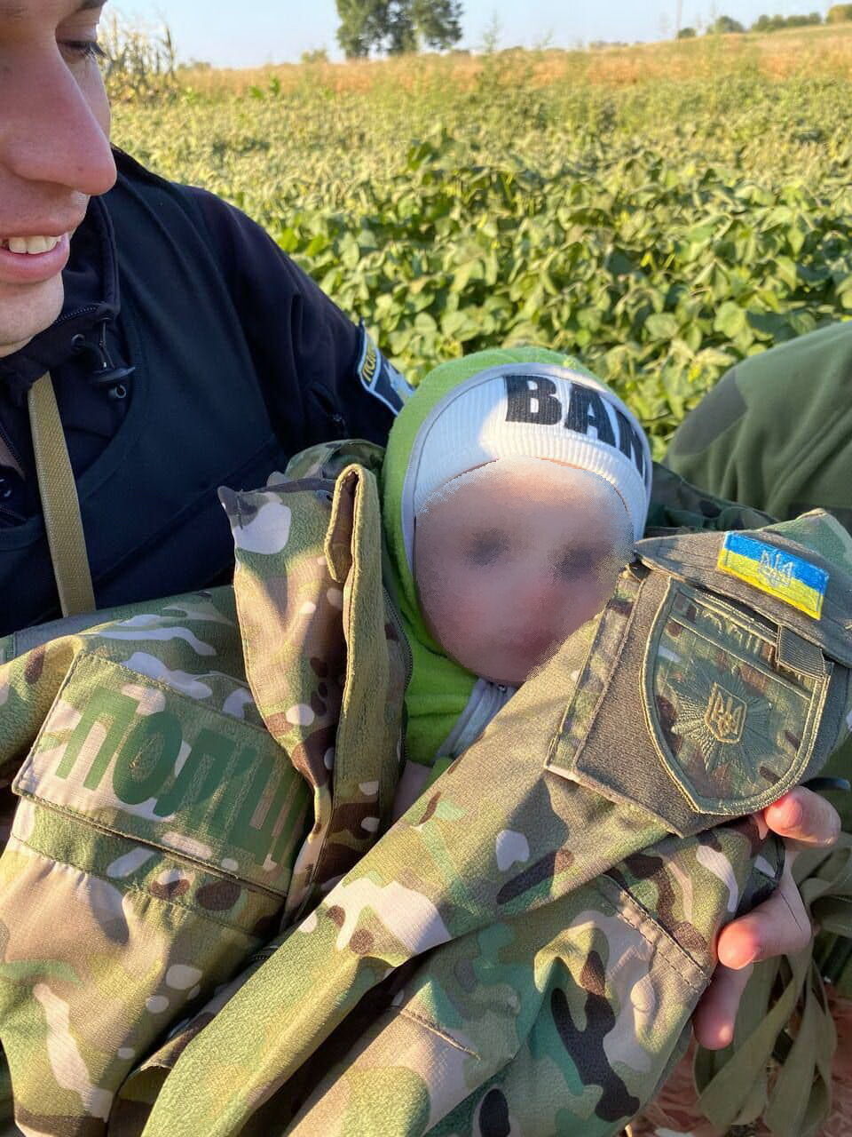 На Киевщине пьяный отец после семейной ссоры забрал младенца и ушел из дома: их искали всю ночь. Фото и видео