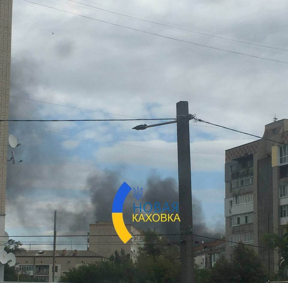 В Новой Каховке прогремели взрывы, поднялся чёрный дым. Видео
