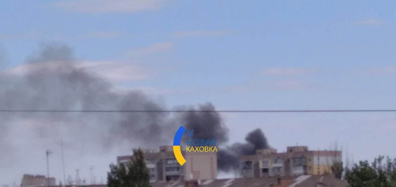 В Новой Каховке прогремели взрывы, поднялся чёрный дым. Видео