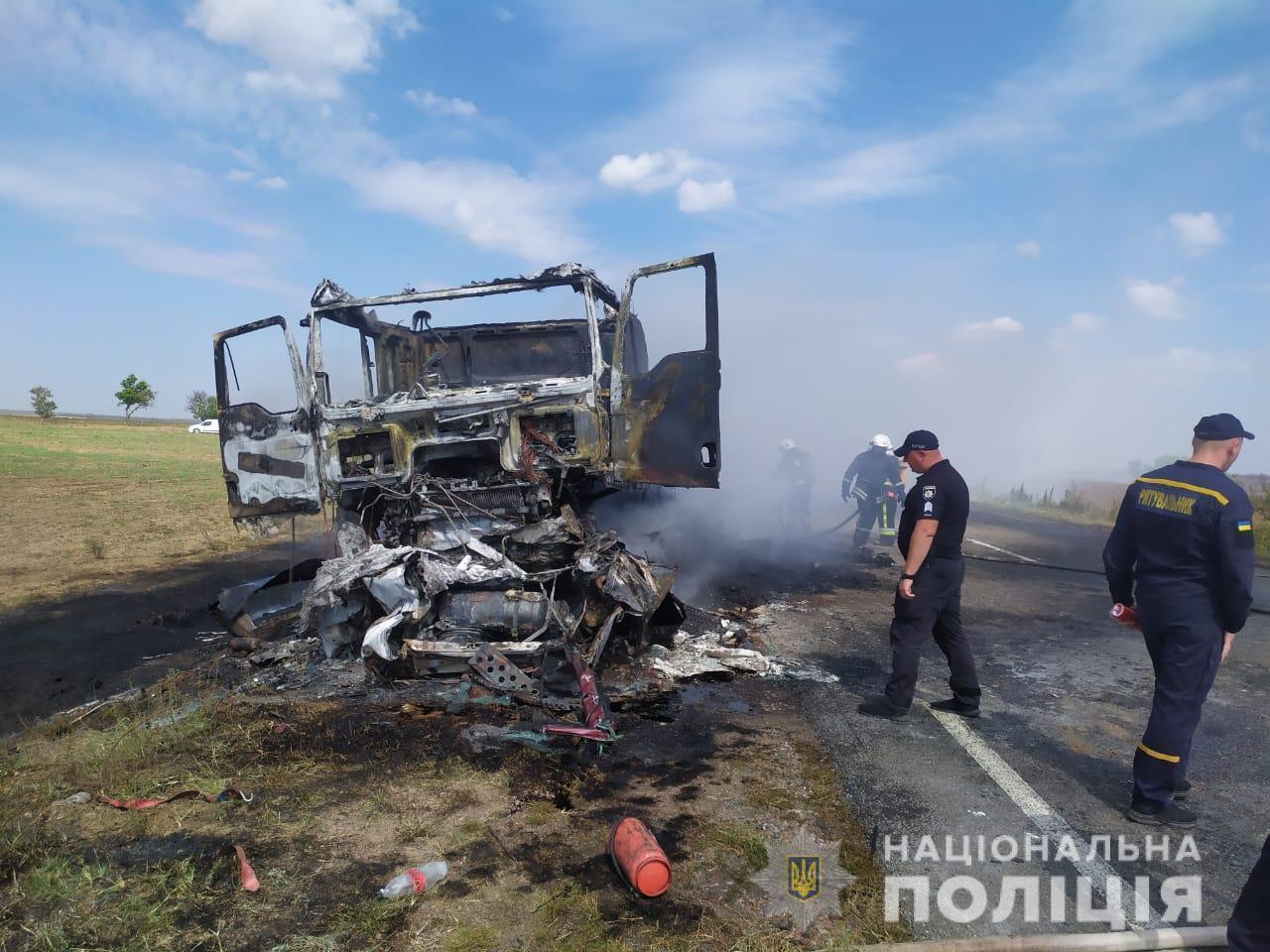 На Одесщине авто влетело в фуру и взорвалось: погиб мужчина и его 2-летний сын. Видео
