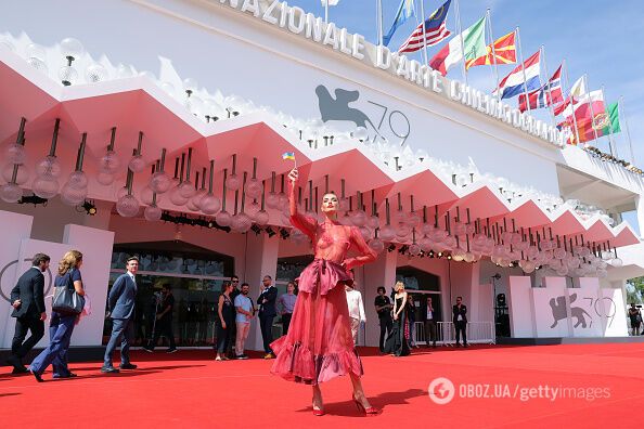 Известная модель Алина Байкова вышла на красную дорожку с флагом Украины и в "окровавленном" прозрачном платье