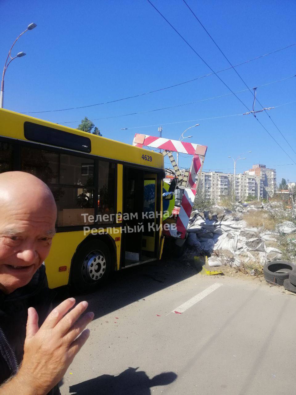 В Киеве на Оболони автобус протаранил ограждение: на месте несколько скорых. Фото и видео