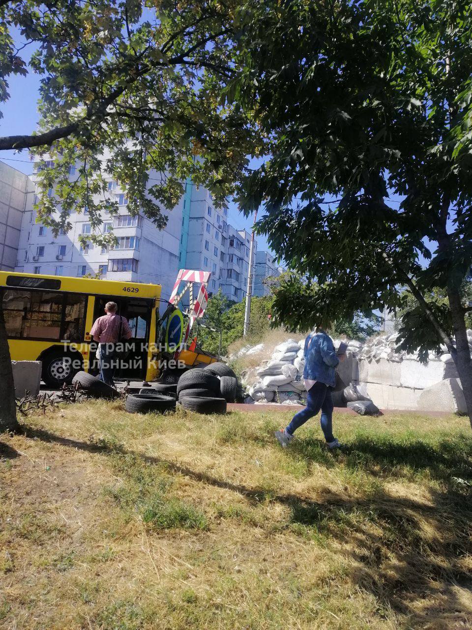 У Києві на Оболоні автобус протаранив огорожу: на місці кілька швидких. Фото і відео