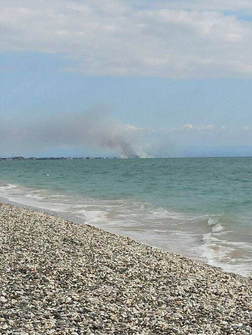 В Саках сталася масштабна пожежа, в небо піднялися стовпи диму. Фото і відео