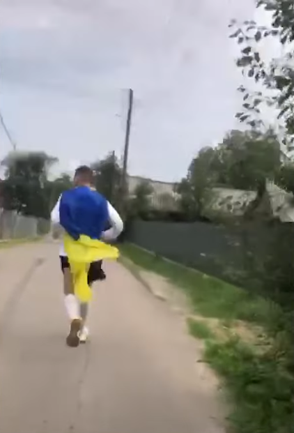 Українець біг із національним прапором