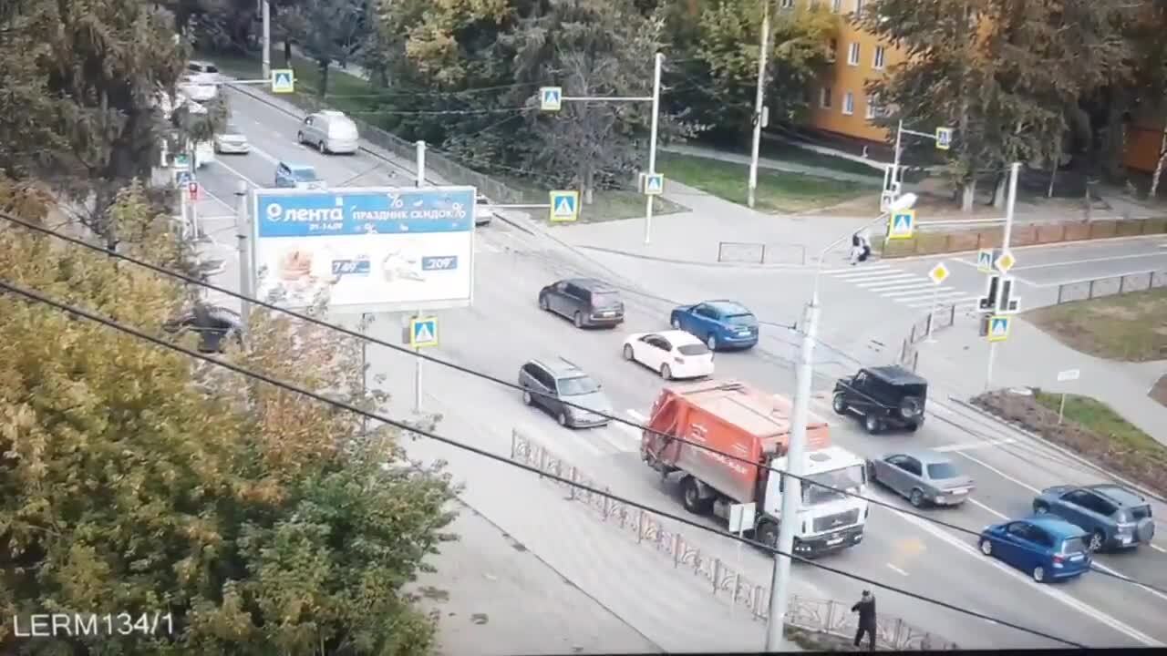 У Росії сміттєвоз із літерою Z закидали жовтою та блакитною фарбами: поліція шукає "злочинців". Відео