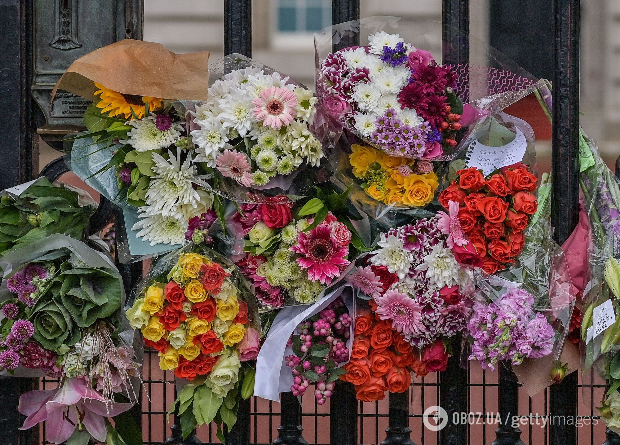 Букінгемський палац засипаний квітами. Тисячі людей приходять до королівської резиденції, аби вшанувати пам'ять Єлизавети ІІ. Фото