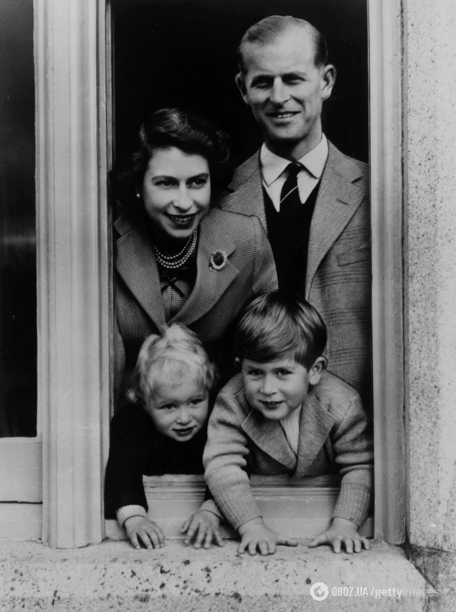 Мама і син. 10 найзворушливіших фото королеви Єлизавети ІІ та принца Чарльза