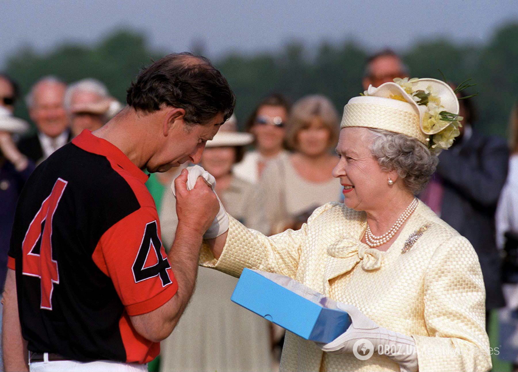 Мама і син. 10 найзворушливіших фото королеви Єлизавети ІІ та принца Чарльза