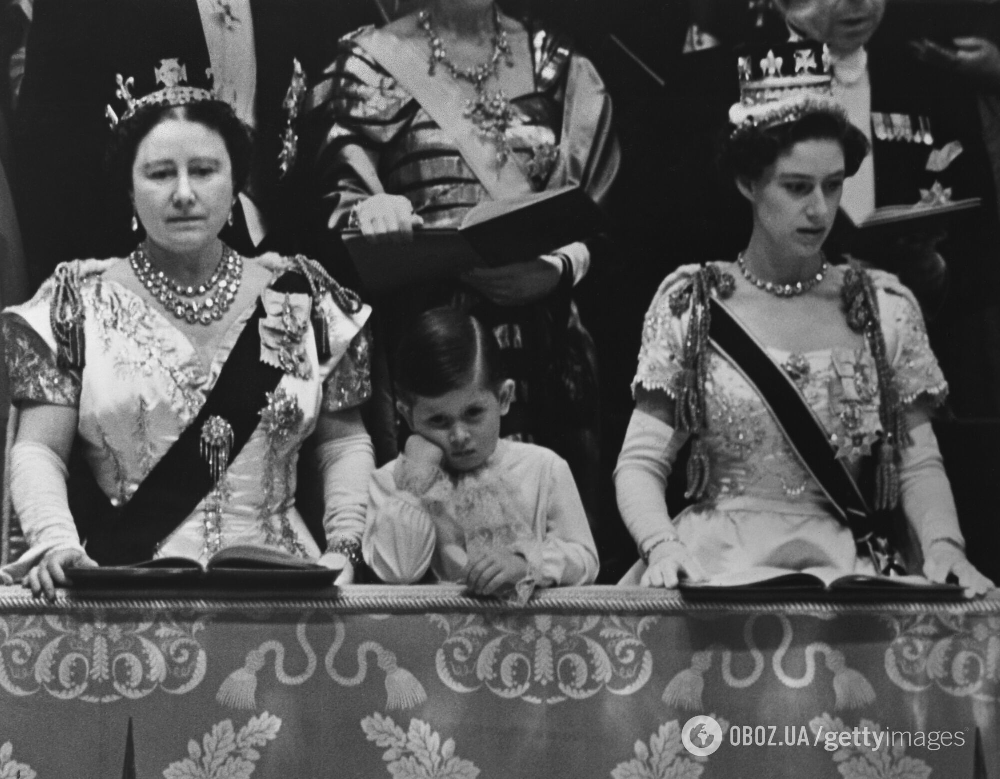 Мама и сын. 10 самых трогательных фото королевы Елизаветы II и принца Чарльза