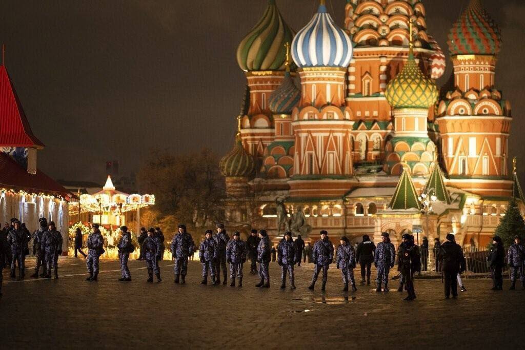 В центре Москвы на Новый год прошли задержания: митингующих избивали и упаковывали в автозаки. Фото и видео
