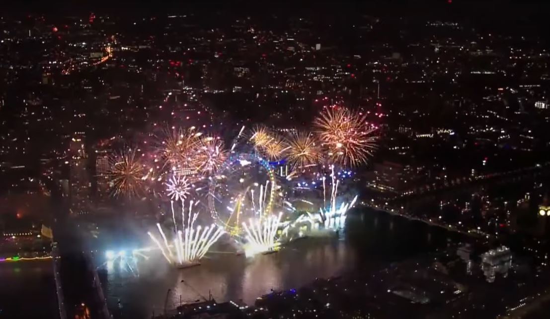 Фейерверки, толпы людей и гулянье до утра: как мир встречал Новый год 2023. Фото и видео