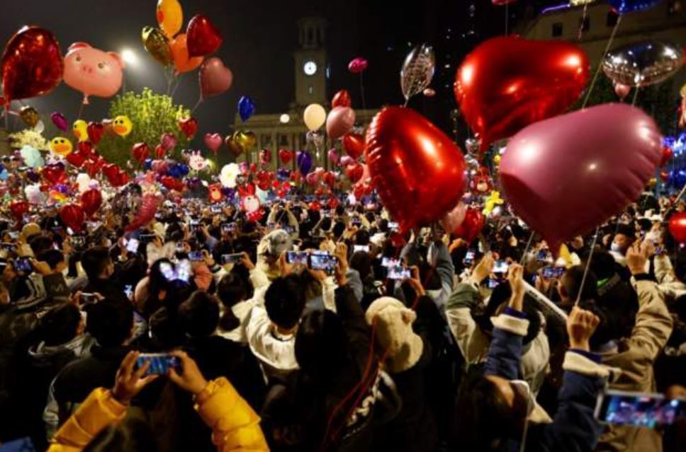 Фейерверки, толпы людей и гулянье до утра: как мир встречал Новый год 2023. Фото и видео