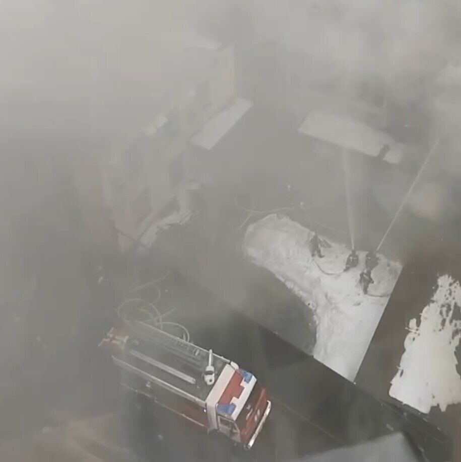 В центре Москвы в первый день нового года загорелся ресторан ''Тарас Бульба'': все вокруг затянуло дымом. Видео
