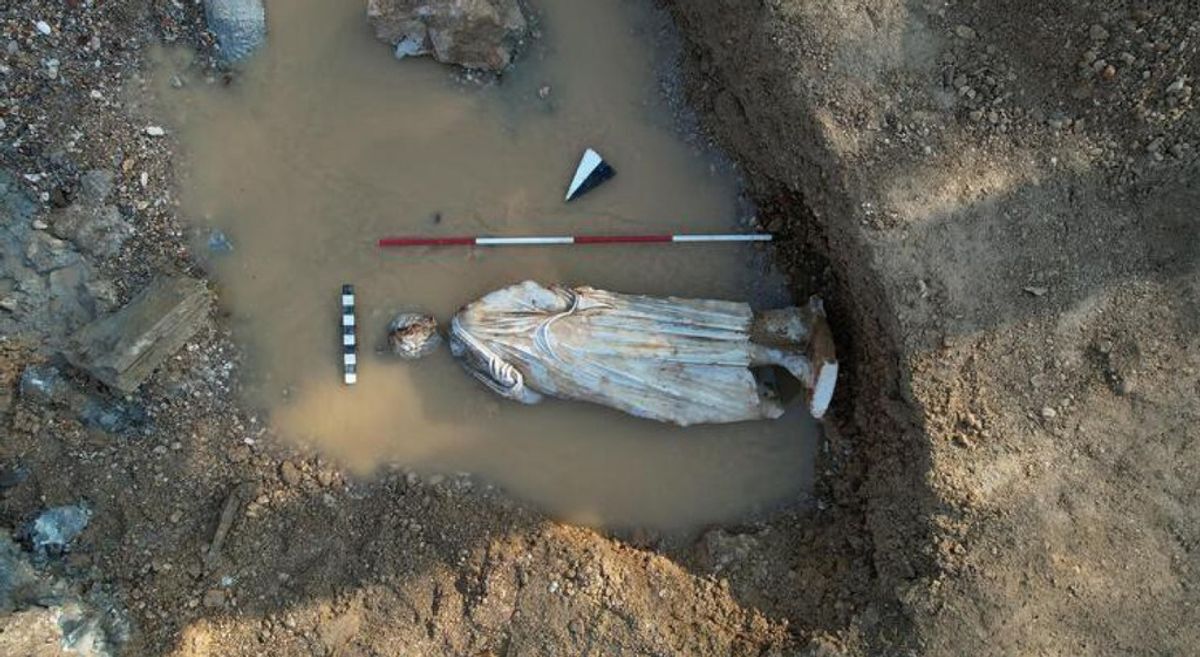 У Туреччині археологи знайшли кам'яні голови античних богів, яким може бути до 2 тис. років. Фото