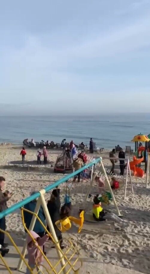 В Одессе в первый день нового года аншлаг на пляже: температура воздуха почти весенняя. Видео