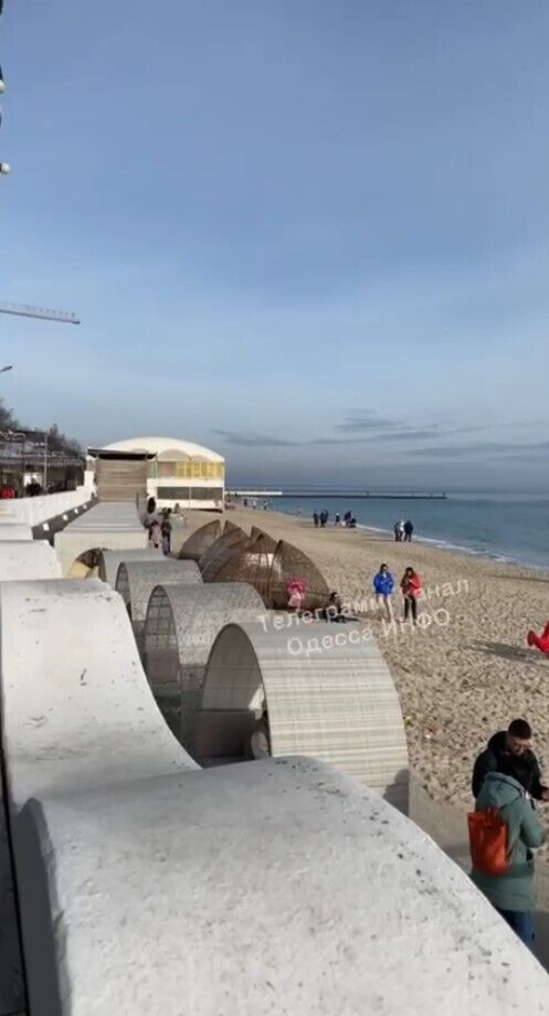 В Одесі в перший день нового року аншлаг на пляжі: температура повітря майже весняна. Відео