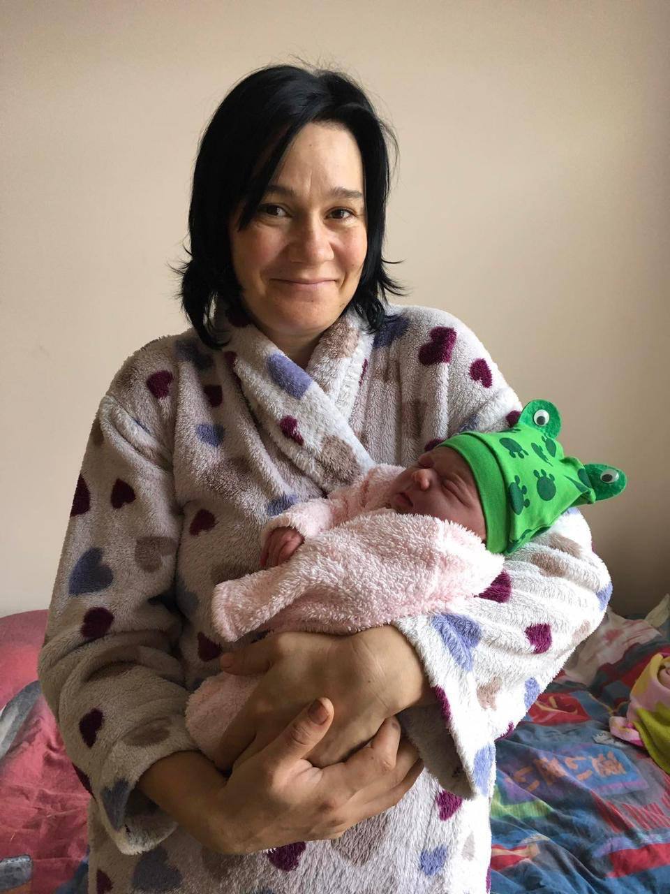 В Николаевской области женщина в новогоднюю ночь родила ребенка в скорой, которая застряла в грязи: акушерка принимала роды по скайпу. Фото