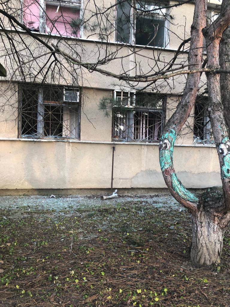 Войска РФ на Новый год обстреляли Херсон, есть прилеты в детскую больницу: один человек погиб. Фото и видео