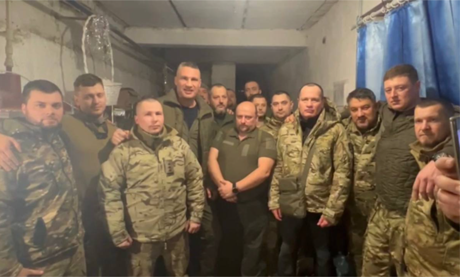 Кличко приїхав до Бахмуту, щоб зустріти Новий рік разом з українськими захисниками. Фото