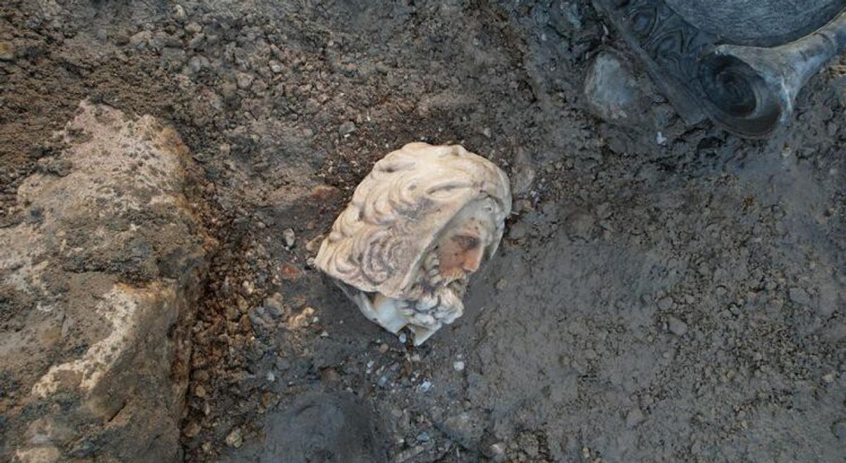 В Турции археологи обнаружили каменные головы античных богов, которым может быть до 2 тыс. лет. Фото