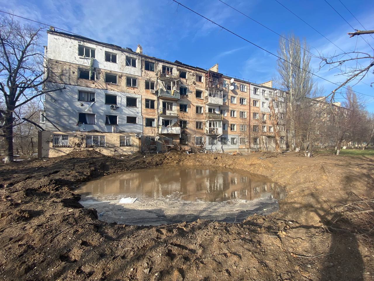 Вражеский снаряд прилетел прямо во двор многоэтажки: оккупанты снова ударили по Херсону, есть раненый. Фото и видео