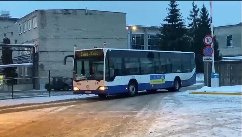 З Риги до Києва вирушили 10 сучасних міських автобусів із гуманітарною допомогою. Відео
