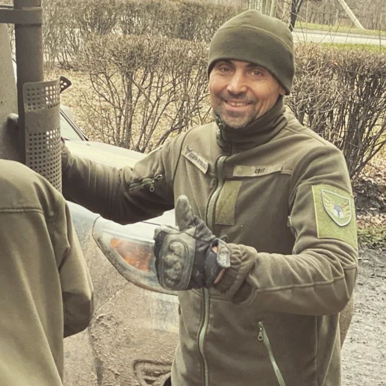 В боях за Соледар получил ранение известный актер Дмитрий Линартович: нужна помощь. Фото
