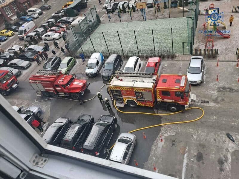 Під Києвом рятувальники через припарковані авто не змогли швидко дістатись до місця пожежі. Фото та відео