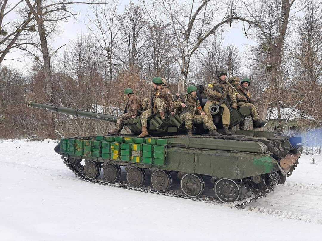 Украинские воины на танке