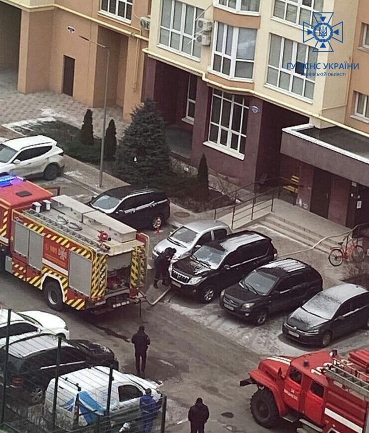 Під Києвом рятувальники через припарковані авто не змогли швидко дістатись до місця пожежі. Фото та відео