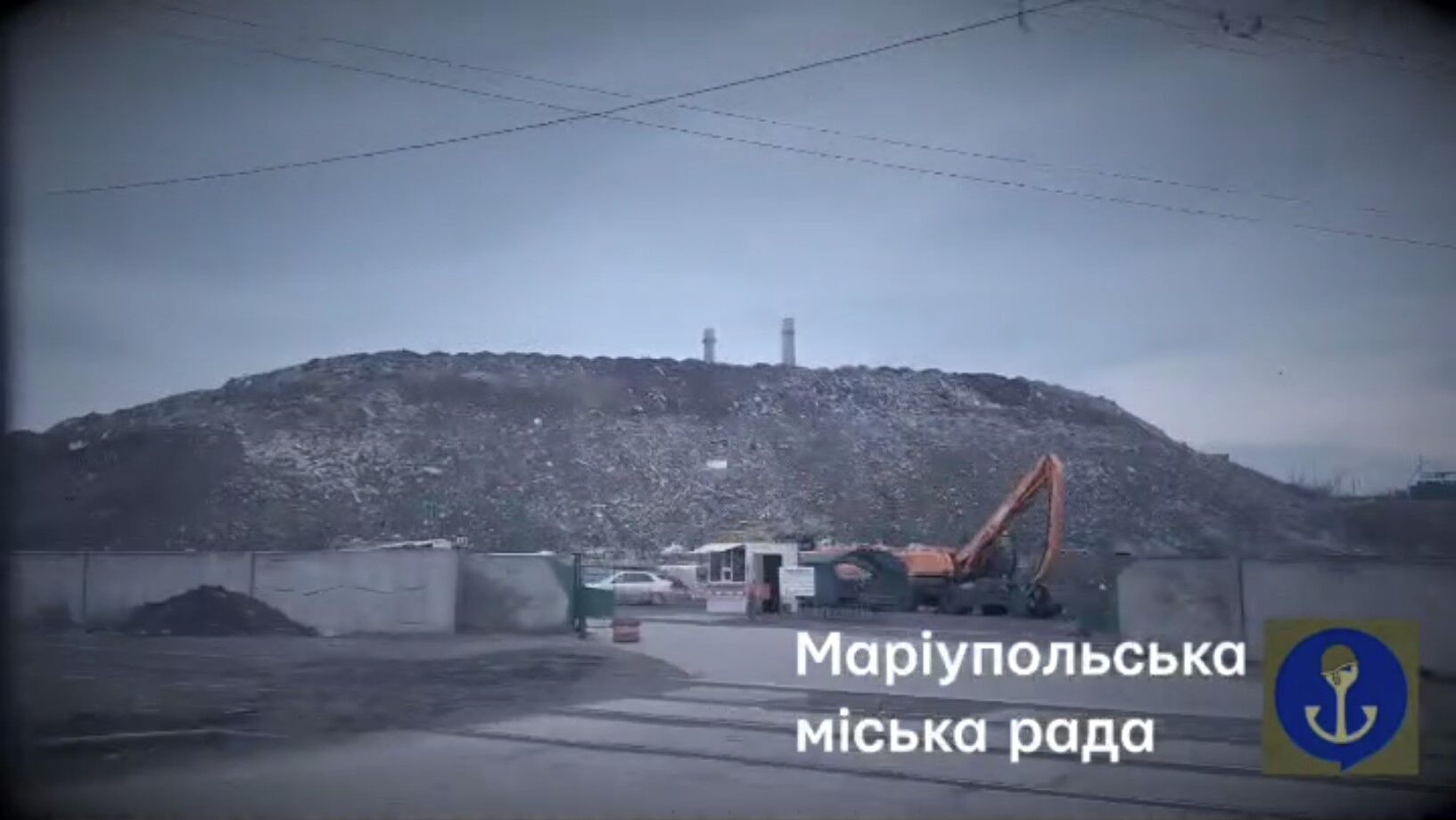 Оккупанты превратили Мариуполь в настоящее гетто с огромными кладбищами и свалками: в сети показали мрачное видео