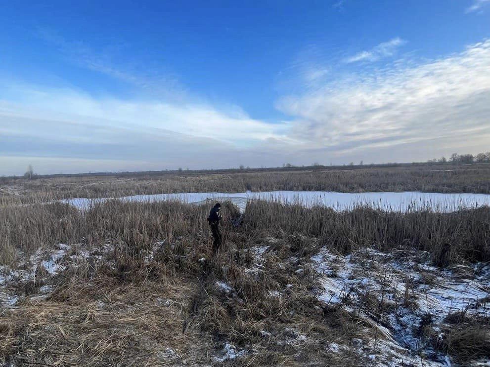 В Киевской области мужчина ценой собственной жизни спас собаку: сам провалился под лед и утонул. Фото