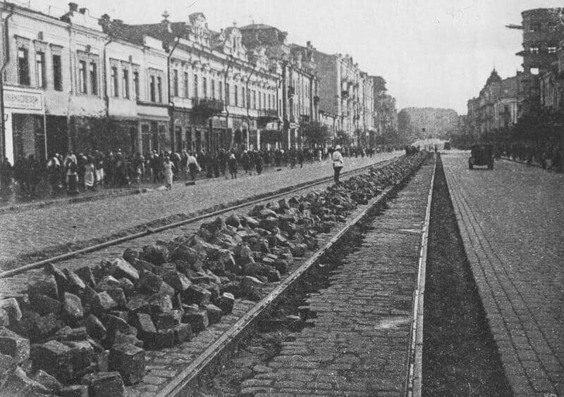 У мережі показали, як у 1930-х роках на Хрещатику в Києві замінювали бруківку на асфальт. Архівні фото