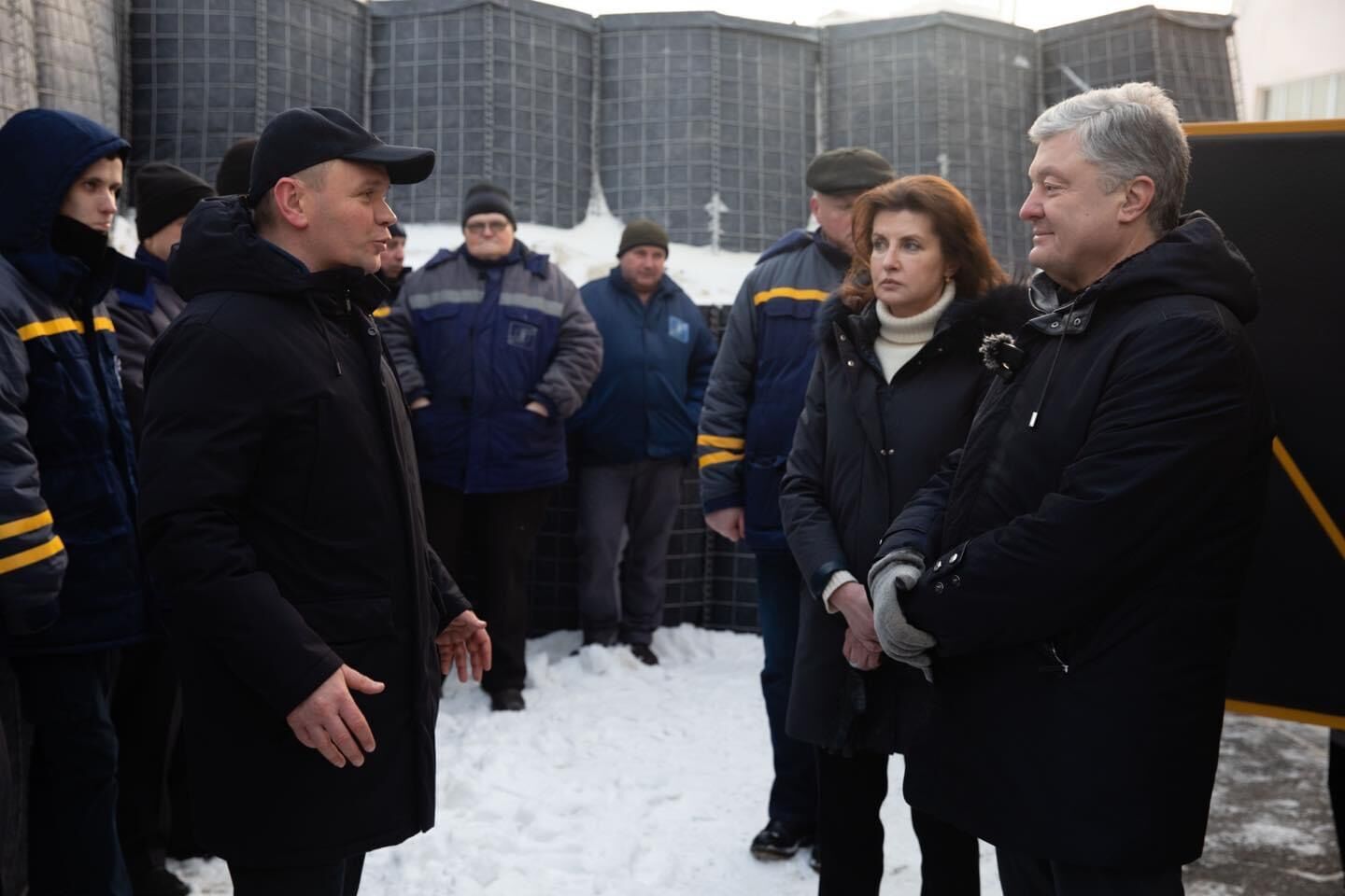 "150 тысяч киевлян будут гарантированно иметь воду": Порошенко передали "Киевводоканалу" мощный генератор, который обеспечит электроэнергией Троещину