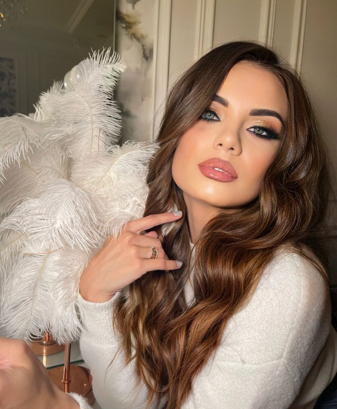 Дружина футболіста "Зорі" похвалилася BMW, який їй подарував чоловік, і закрила коментарі у Instagram