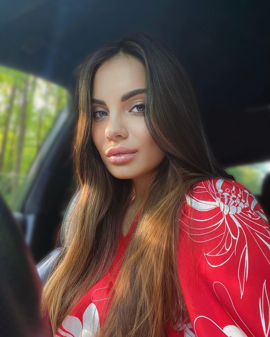 Дружина футболіста "Зорі" похвалилася BMW, який їй подарував чоловік, і закрила коментарі у Instagram