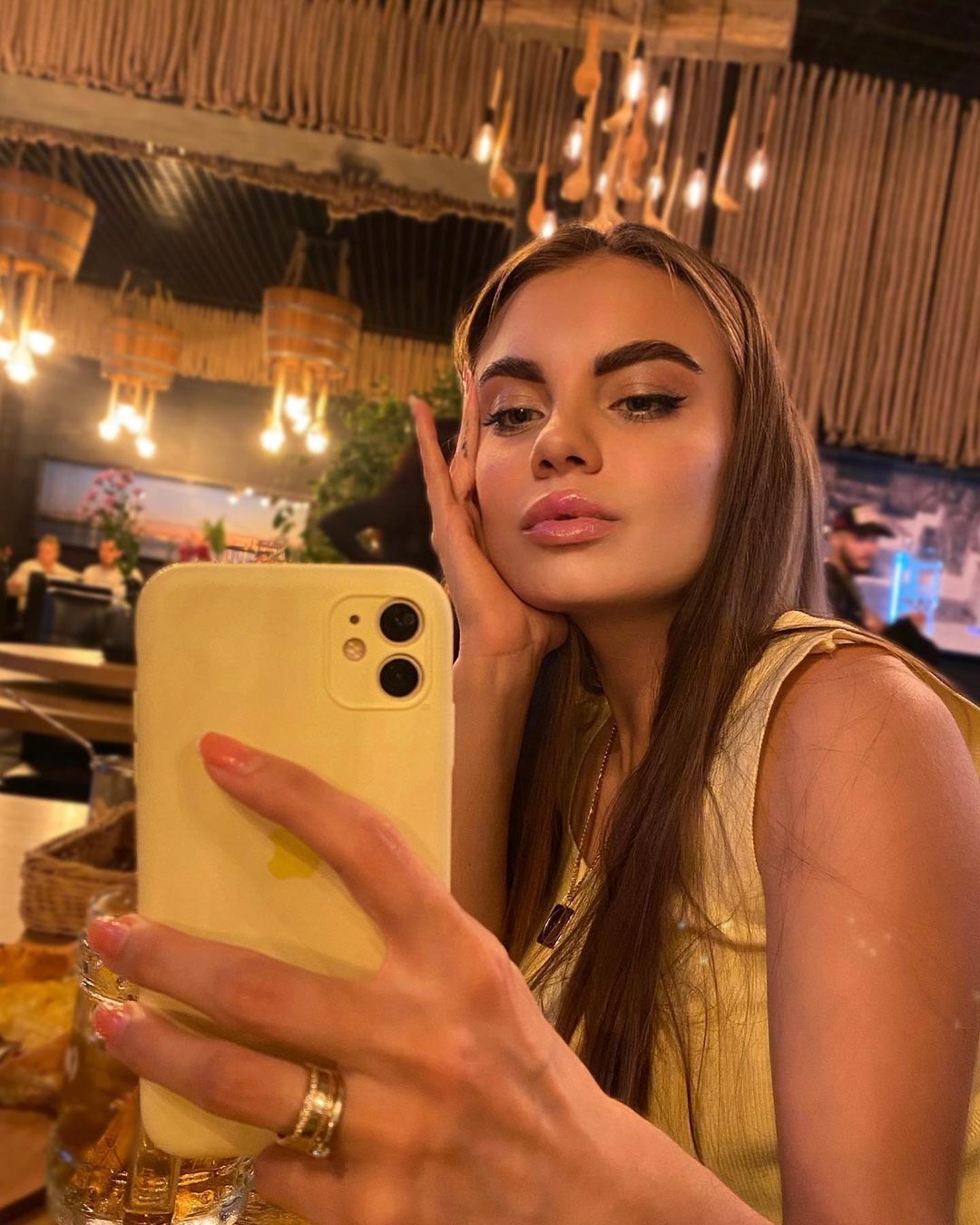 Дружина футболіста "Зорі" похвалилася BMW, який їй подарував чоловік, і закрила коментарі у Instagram