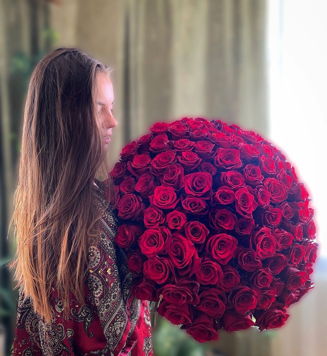 Дружина футболіста "Зорі" похвалилася BMW, який їй подарував чоловік, і закрила коментарі у Instagram