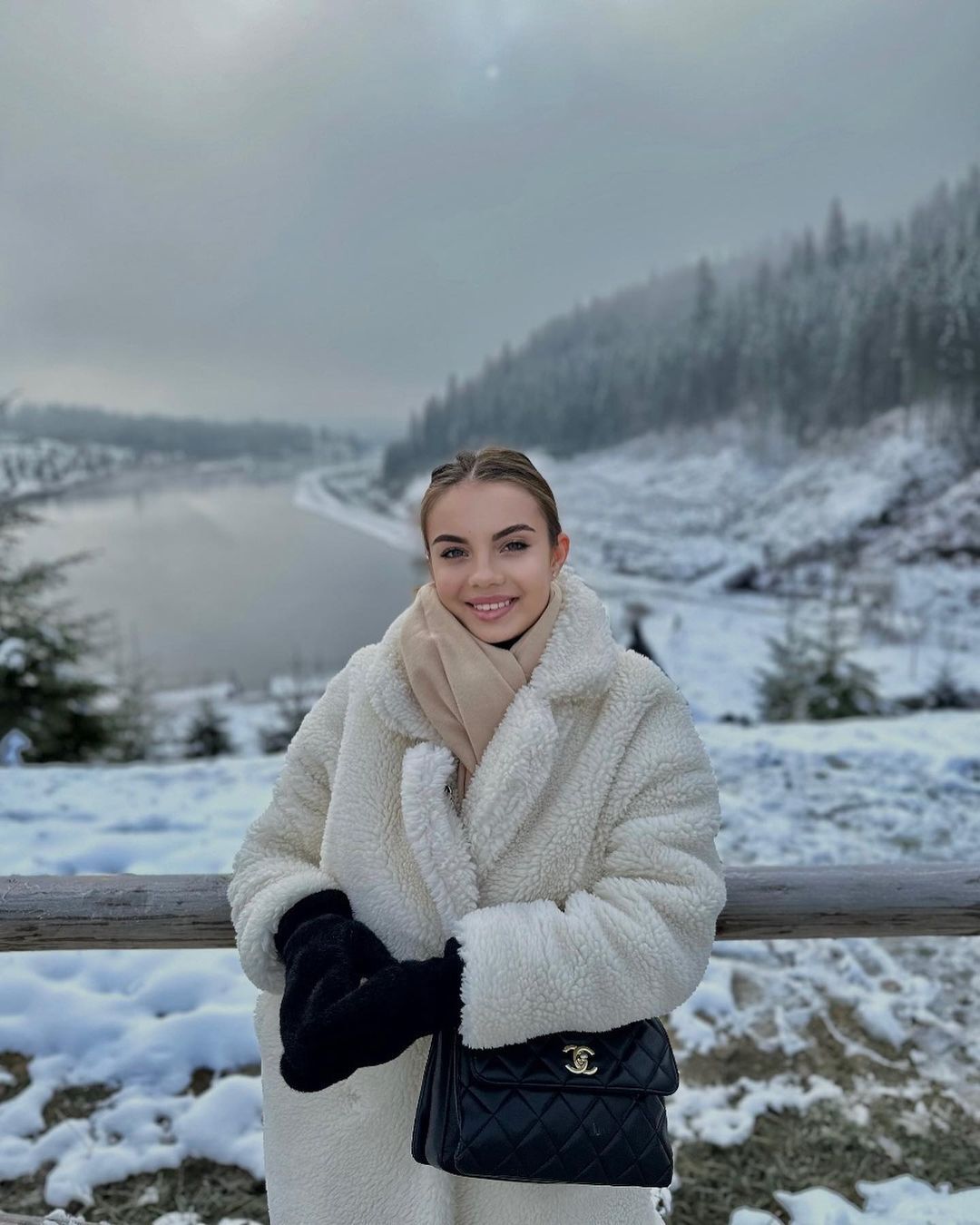 Дружина футболіста "Зорі" похвалилася BMW, який їй подарував чоловік, і закрила коментарі у Instagram