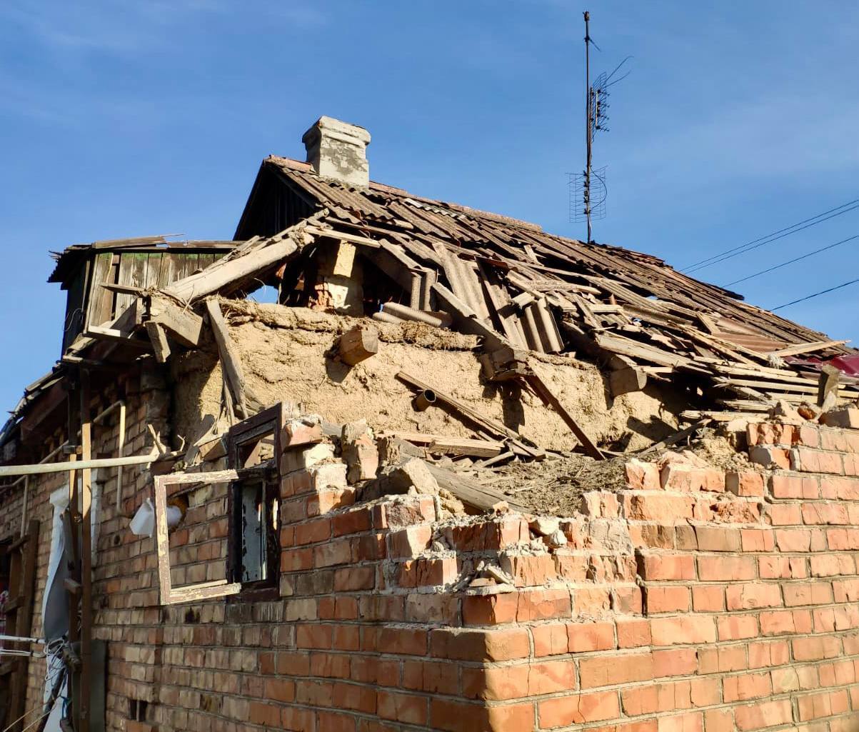 Окупанти вдарили по Дніпропетровщині: снаряди пошкодили будинки, постраждав чоловік. Фото