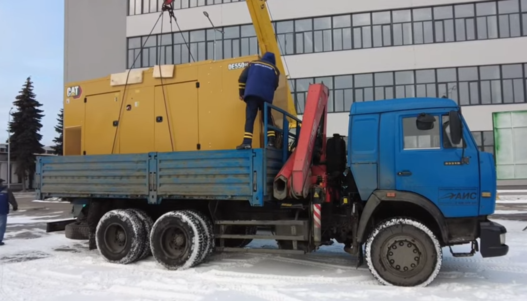 "150 тисяч киян гарантовано матимуть воду": Порошенки передали "Київводоканалу" потужний генератор, який забезпечить електроенергією Троєщину