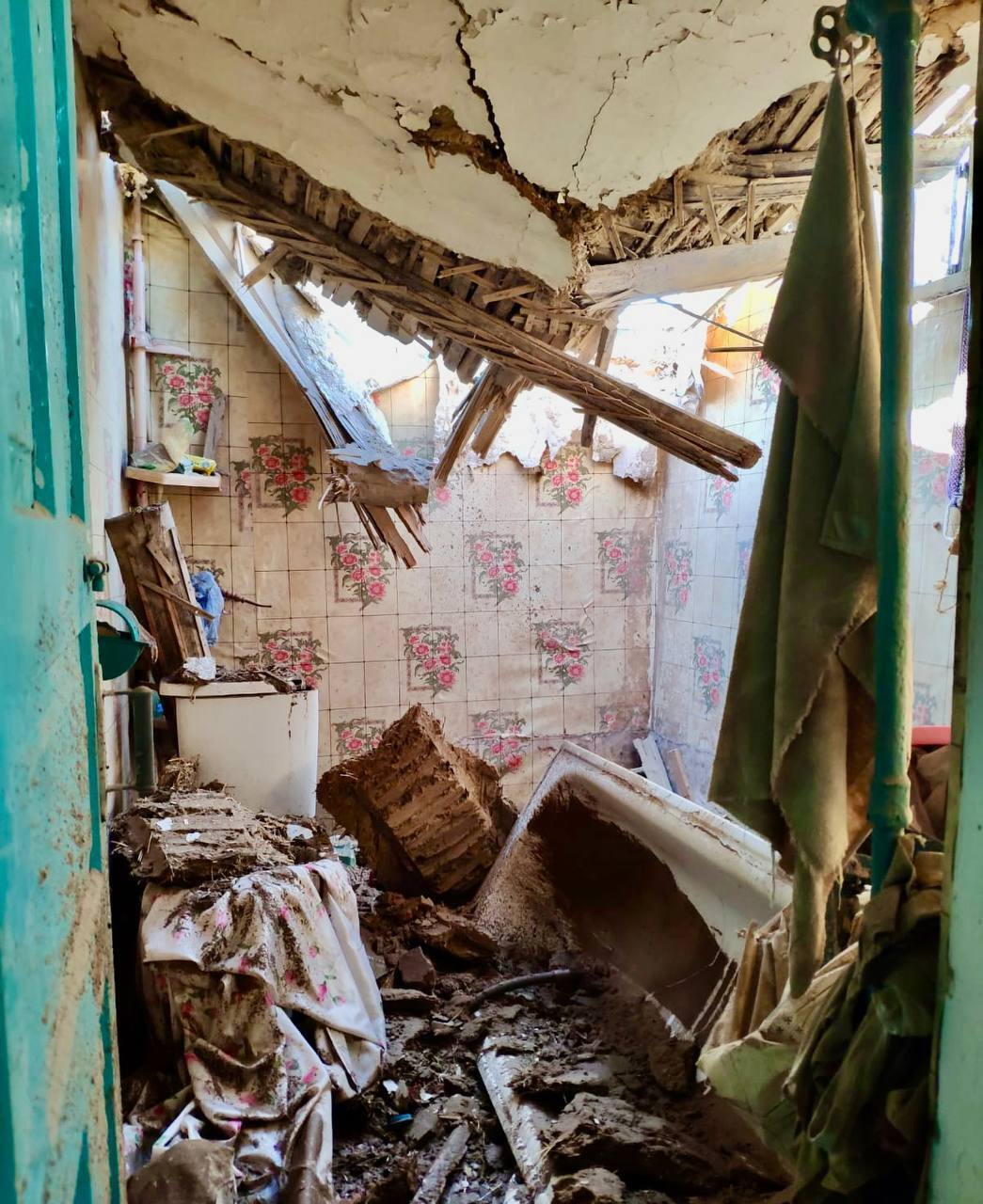Окупанти вдарили по Дніпропетровщині: снаряди пошкодили будинки, постраждав чоловік. Фото