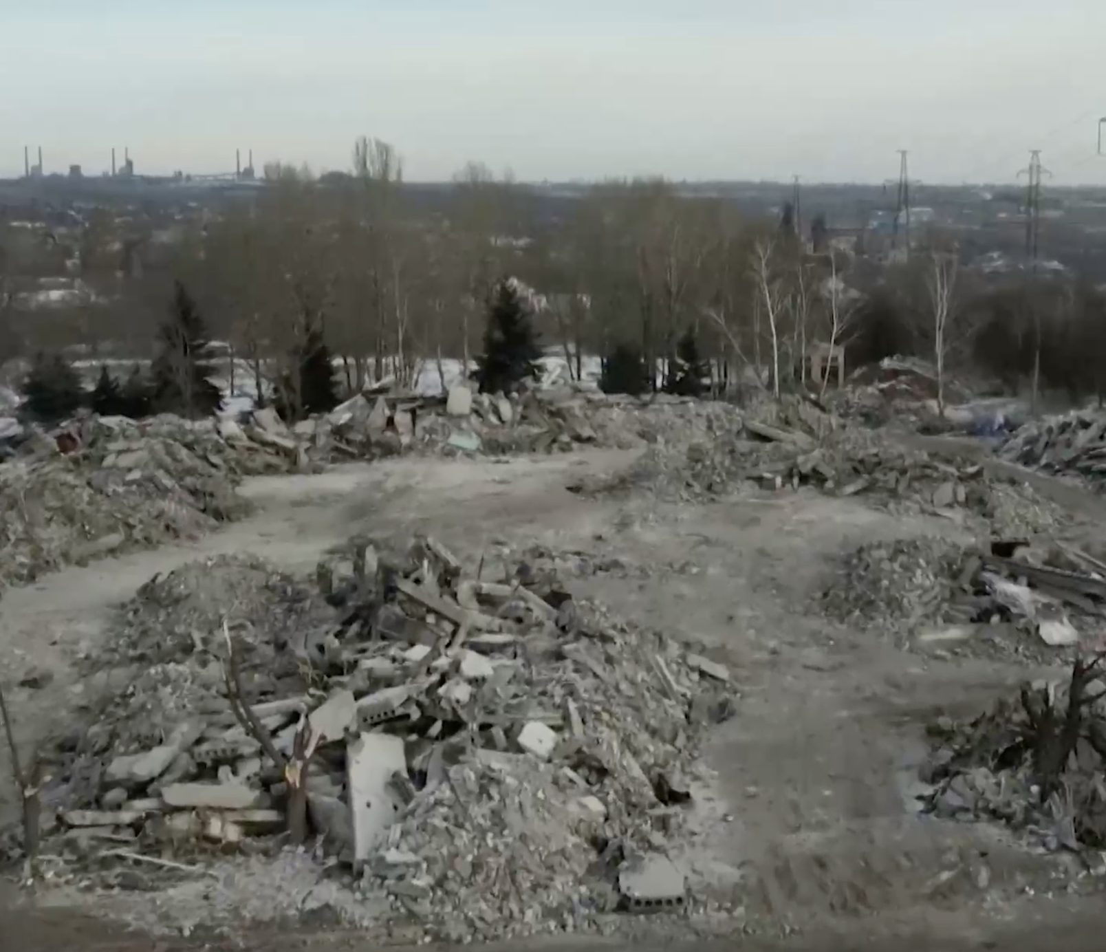 Залишки зброї і особисті речі "мобіків": з’явилося нове відео з Макіївки, де ліквідовано сотні російських солдатів