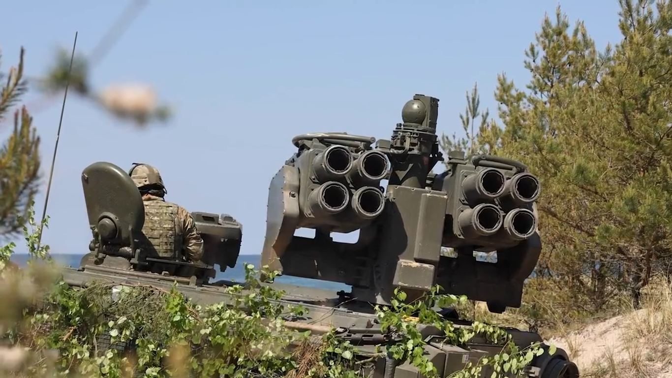 В британском минобороны показали переданные Украине бронемашины Stormer, вооруженные ракетами Starstreak. Видео