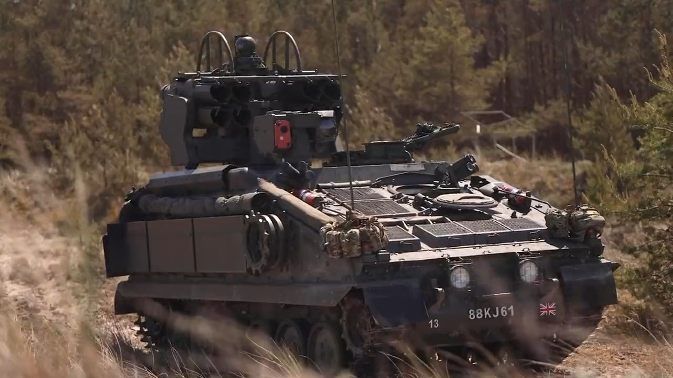 У британському міноборони показали передані Україні бронемашини Stormer,  озброєні ракетами Starstreak. Відео 