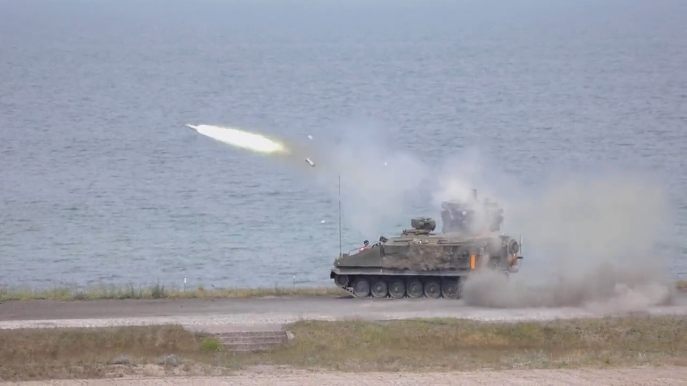 В британском минобороны показали переданные Украине бронемашины Stormer, вооруженные ракетами Starstreak. Видео